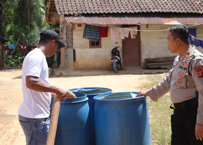 Memasuki Musim Kemarau, Polres Muara Enim Salurkan Bantuan Air Bersih