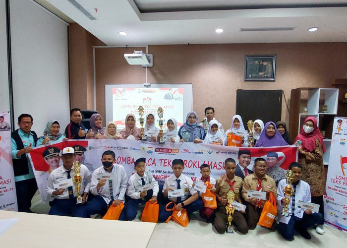  Dinas Pendidikan Kota Palembang dan SUMEKS.CO Serahkan Hadiah Pemenang Lomba Baca Teks Proklamasi 