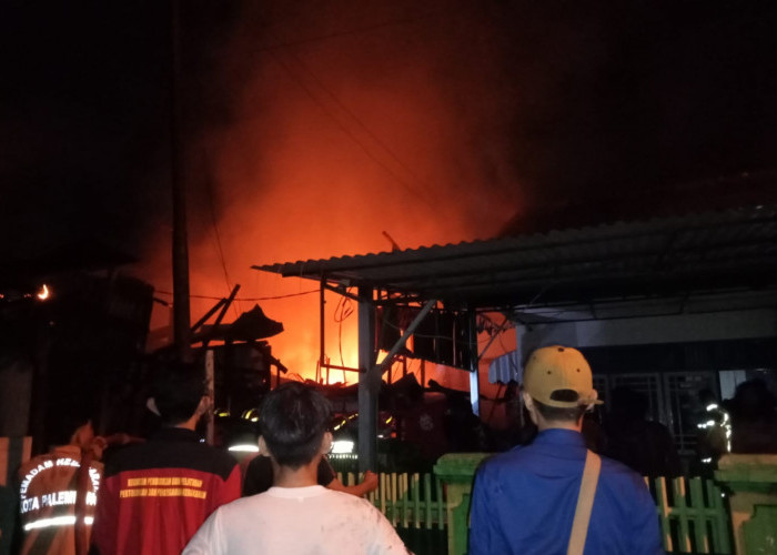 Tengah Malam, 2 Rumah Semi Permanen di Palembang Hangus Terbakar