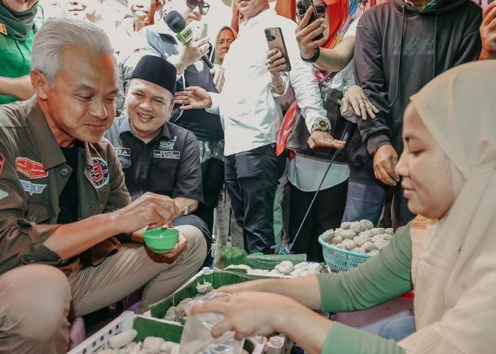 Blusukan ke Palembang, Ganjar Dengar Keluhan Pedagang Pasar Palimo dan 16 Ilir hingga Nikmati Pempek  