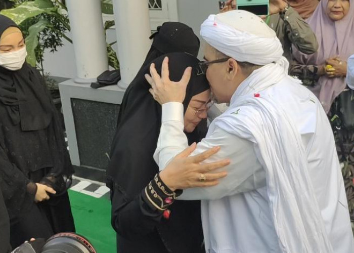 Innalillahi, Istri Habib Rizieq Shihab Meninggal Dunia, Pelayat Berpakaian Serba Putih Penuhi Rumah Duka