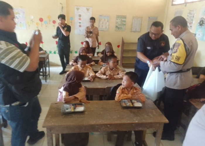 Program Makan Bergizi Gratis di SDN 14 Indralaya, Polres Ogan Ilir Bagikan 123 Paket Nasi