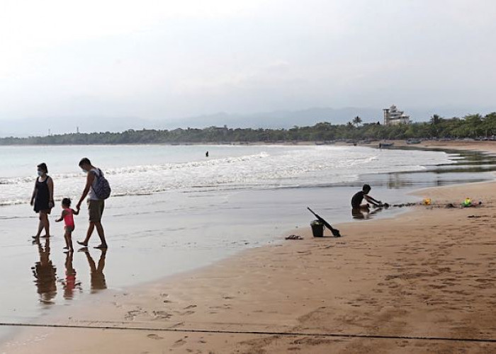 Pantai Pangandaran Terdampak, Wisatawan Patuhi Imbauan BMKG, Hindari Destinasi Alam, Wisata Buatan Ramai  