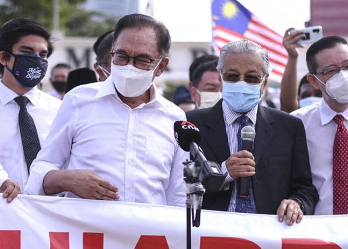 Pecah Kongsi, Mahathir Mohamad Gugat Anwar Ibrahim