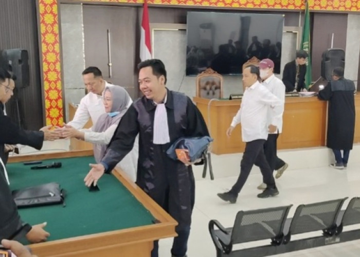 Usai Divonis Penjara, Agus Rizal Cs Terdakwa Korupsi Perkimtan Palembang Bersalaman dengan Jaksa