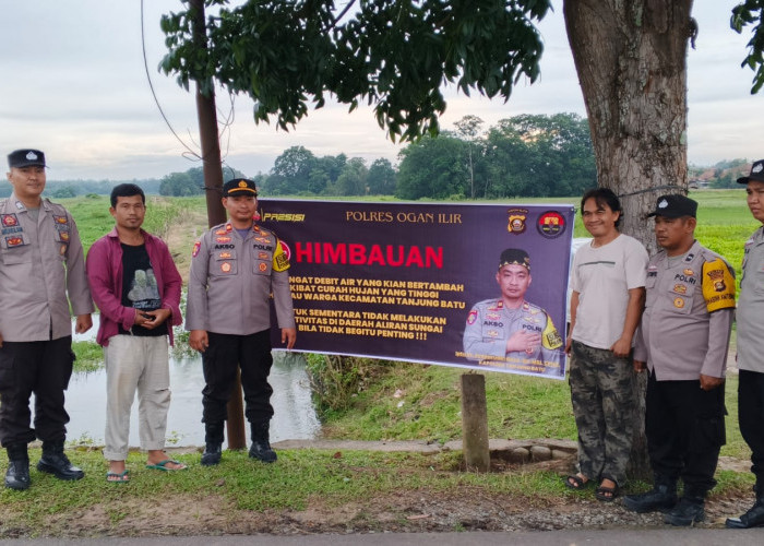 Polsek Tanjung Batu Ogan Ilir Pasang Spanduk Imbauan Tak Mandi di Sungai, Cegah Kejadian Tenggelam Lagi