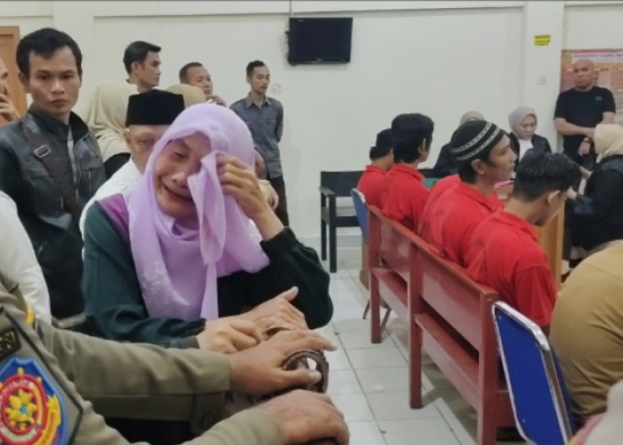 Ibu Tahanan yang Tewas Dianiaya Sesama Penghuni Rutan Pakjo Palembang Menangis, Sebut Saksi Dokter Berbohong