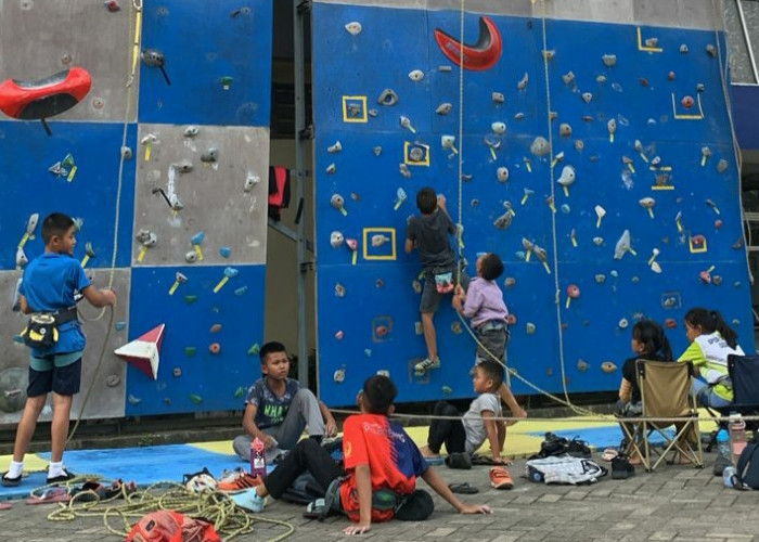 Prodi Pendidikan Olahraga Universitas Bina Darma Palembang Adakan Pembinaan Panjang Tebing Anak Usia Dini