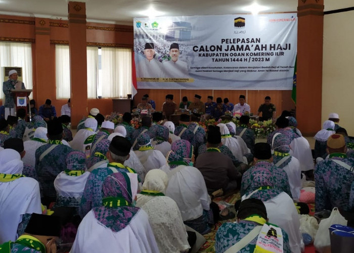 Bupati OKI Iskandar SE Melepas Jemaah Calon Haji Menuju Asrama Haji Palembang