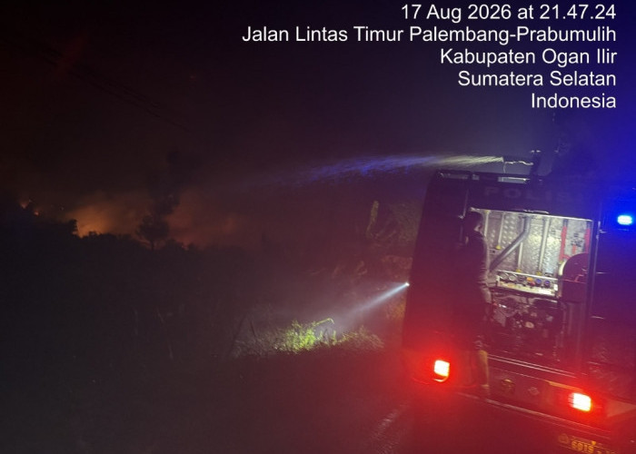 AWAS Api Karhutla Dekati Permukiman, Personel Polda Sumsel Berjibaku di Bypass Indralaya Ogan Ilir 
