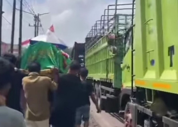 Kemacetan Akibat Angkutan Batubara di Muara Enim: Masyarakat Terpaksa Menandu Jenazah di Bahu Jalan