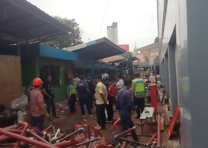 Dampak Terbakarnya Water Tank, Kaca Belakang Gedung PLN UID S2JB Pecah