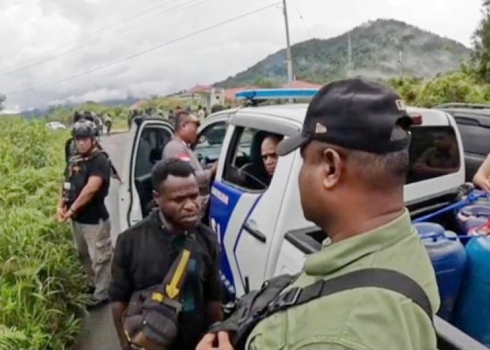 Warga Papua Palaki Rombongan Brimob Bersenjata Lengkap, Minta Uang Rp 1 Miliar, Kalau Tidak Silahkan Balik