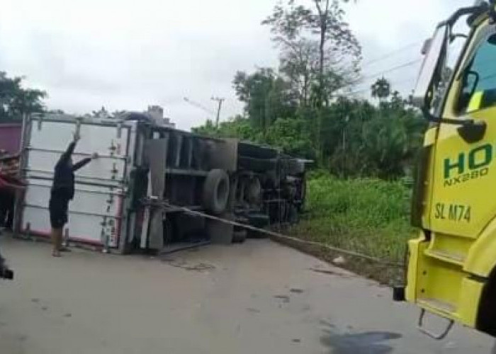 Sopir Hilang Kendali, Tronton Bermuatan Sayur Terguling Tutupi Jalintim Palembang-Jambi, Macet Panjang