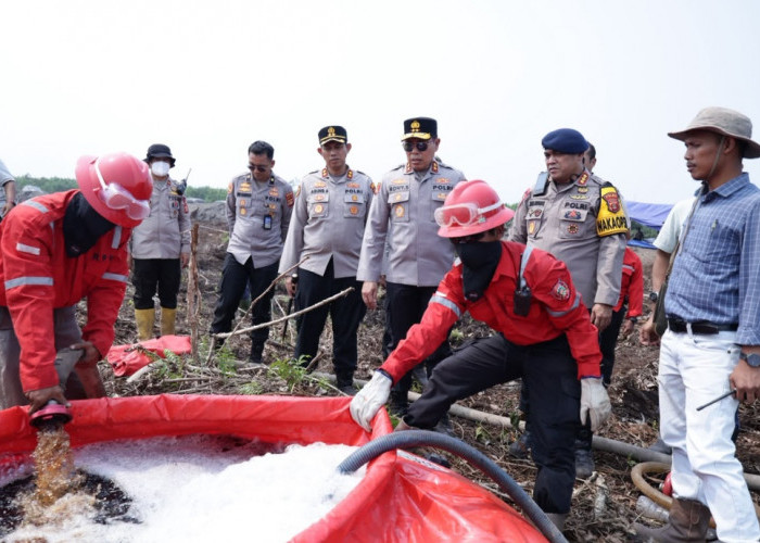 Kapolda Sumsel Bersama Kapolres OKI Tinjau Pemadaman Karhutla di Pangkalan Lampam