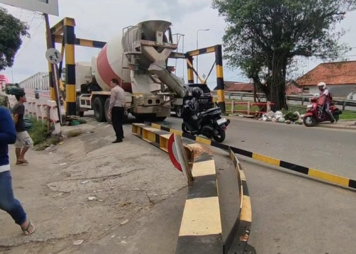 Portal Jembatan Ogan Palembang Patah Dihantam Truk Molen, Sopir Mengaku Tak Melihat 