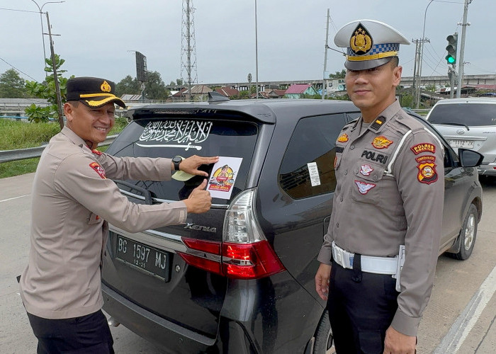 Mudik Aman, Nyaman, Lancar, dan Selamat, Polres Ogan Ilir Bagikan dan Pasang Stiker 