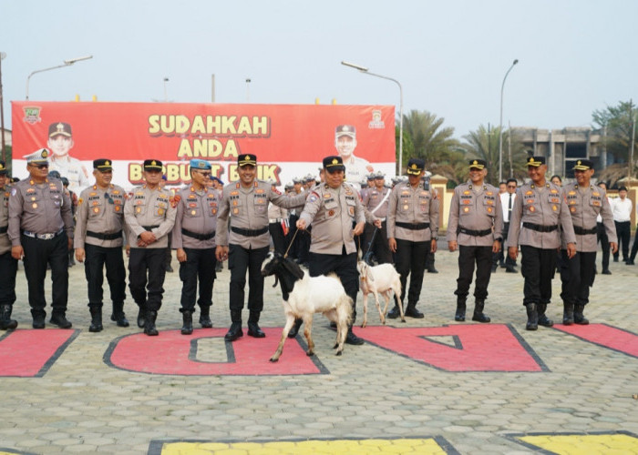 Ipda Hipni Pamit setelah 37 Tahun Berdinas, Polres OKI Berikan Cenderamata Sepasang Kambing