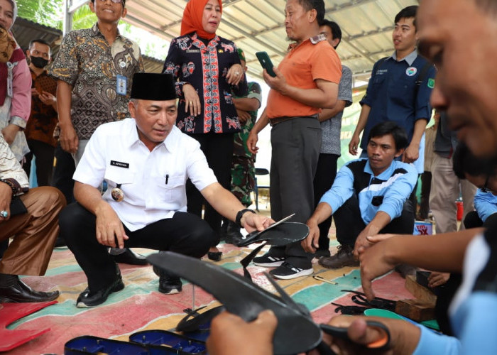 Seribu Sandal Jepit Made in Plakat Tinggi Dibagikan untuk Masjid di Muba