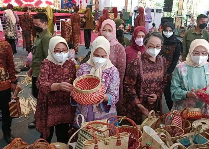 Kunker ke Palembang, Iriana Jokowi Borong Produk UMKM