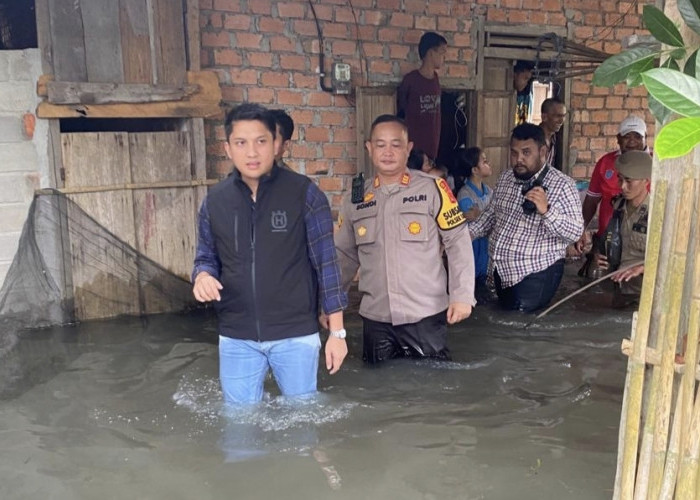 Kapolsek Tanjung Batu, Dampingi Bupati Ogan Ilir Jumpai Warga Korban Banjir di Kecamatan Payaraman