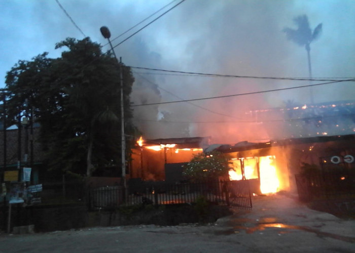 Api Hanguskan Kafe dan Rumah di Palembang  