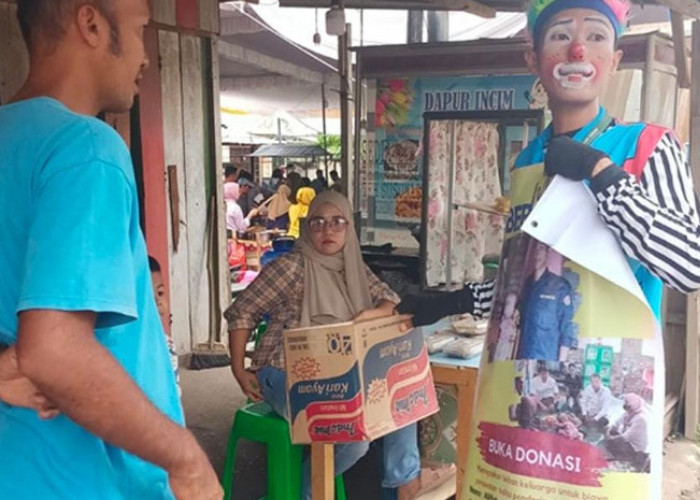 Galang Donasi Dana Pengobatan Warga, Ketua RT di Muba Rela Keliling Berpakaian Badut