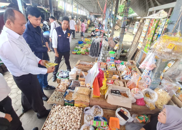 Cegah Penimbunan, Satreskrim Polres OKI Cek Sembako di Pasar Kayuagung