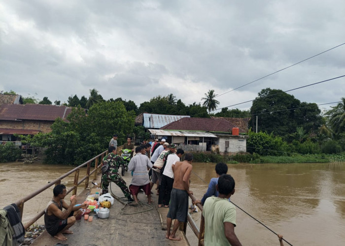 Debit Air Sungai Naik Babinsa Monitoring Desa Rawan Terdampak Banjir