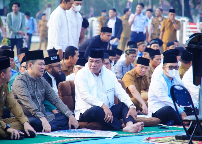 Doa Dipanjatkan, Kepedulian Ditunjukkan: Bupati Toha Bagikan Masker di Tengah Kemarau
