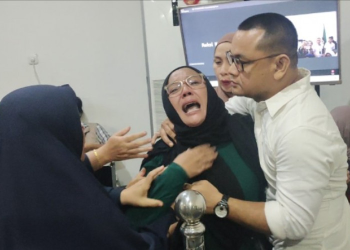 Istri Terdakwa Histeris di Ruang Sidang, Teriak “Suami Saya Tidak Terima Uang Sepeser Pun, Kami Ini Saro