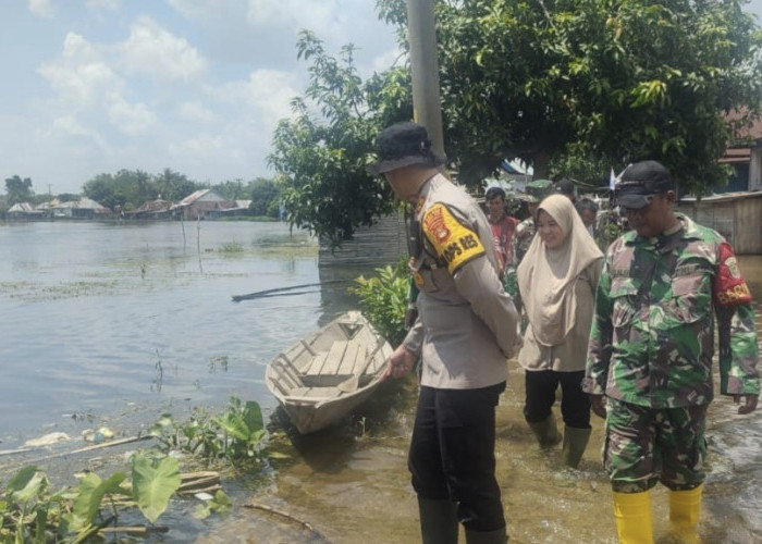 Kapolres Ogan Ilir Tinjau Lokasi Banjir, Puluhan Rumah Serta Fasilitas Umum Terendam, Warga Enggan Mengungsi