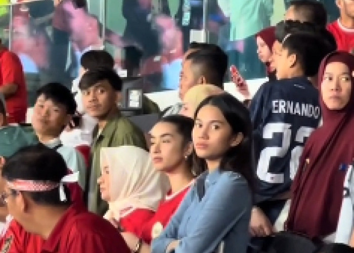 Hadir Tanpa Jersey, Momen Azizah Salsha Nonton Dukung Pratama Arhan Jadi Sorotan