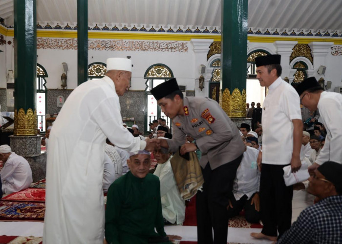 Kapolda Sumsel IrjenPol Rony Samtana Sambangi Masjid Agung, Serahkan Bantuan, Hadirkan Bakti Kesehatan