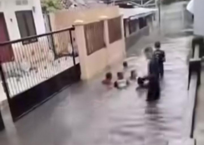 Diguyur Hujan Sejenak Kota Palembang Langsung Banjir, Momen Orang Dewasa Tiduran Tengah Genangan 