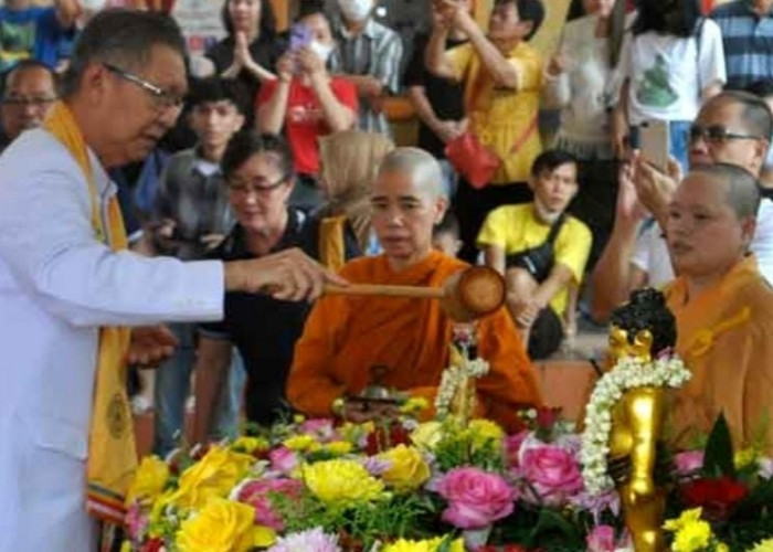 Umat Buddha Melakukan Ritual Yi Fo Jelang Waisak di Vihara Dhamarkirti Palembang 