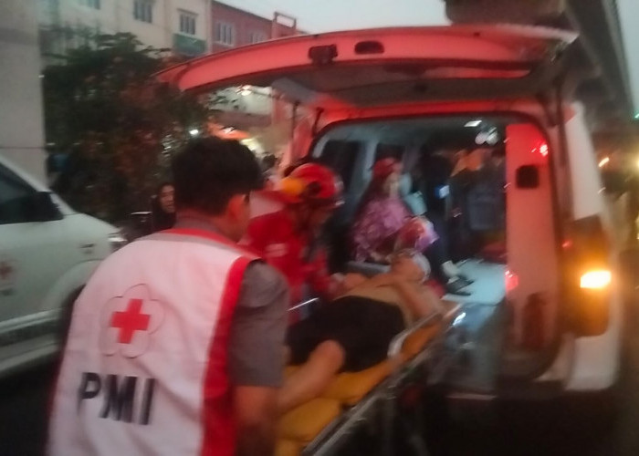 Kebakaran Lorong Sabar, Hanguskan 12 Rumah, Lansia Balita Dievakuasi Ambulan, Warga & Petugas Diberi Oksigen