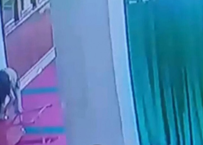Curi Uang dalam Kotak Amal Masjid, Aksi Dua Remaja di Kayuagung OKI Terekam CCTV 