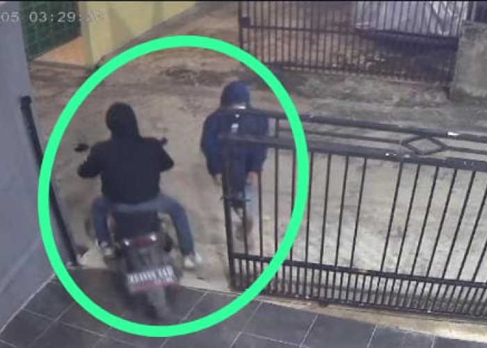 Motor Dalam Pagar Digasak Dua Pelaku Curanmor di Lebak Rejo Palembang, Beraksi Mengendap-endap Dini Hari 