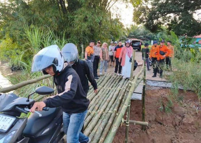 Akses Jalan Putus Akibat Longsor, Warga Bikin Jembatan Darurat dari Bambu, Polisi Sampaikan Imbauan