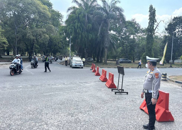 Lalin di Depan Unsri Indralaya Ramai Karena Ospek Mahasiwa Baru, Satlantas Polres Ogan Ilir Urai Kemacetan