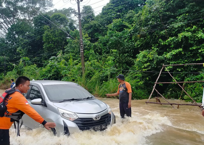 Curah Hujan Tinggi, Sejumlah Jalan Protokol di PALI Tertutup Banjir Setinggi Lutut
