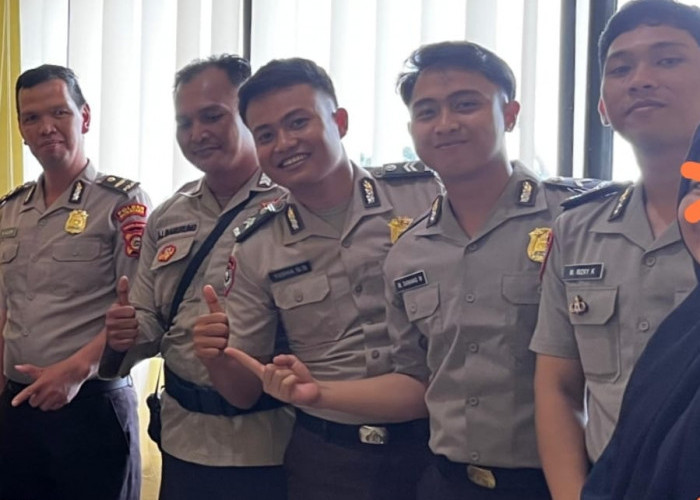 Aksi Humanis Ipda M. Aliudin dan Anggota Bantu Warga Motor Mogok di Jalan Lintas Muara Rupit