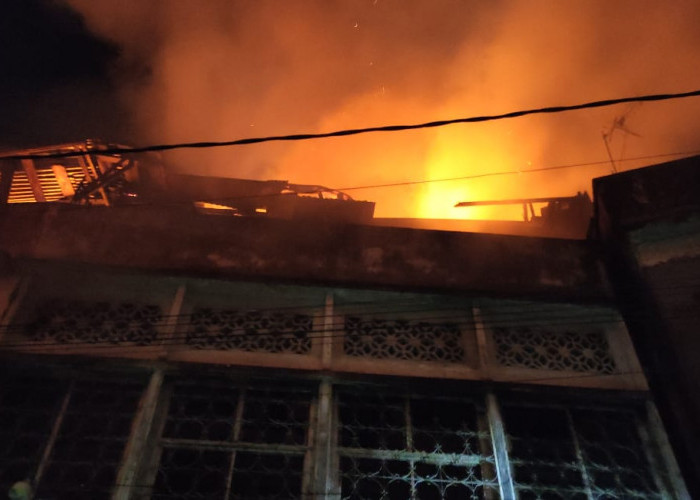 BREAKING NEWS: Toko di Kawasan Pasar 16 Ilir Palembang Terbakar