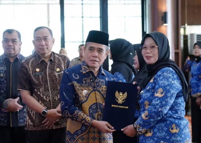 Wabup Ardani Serahkan 59 SK Kepala Sekolah di Lingkungan Pemkab Ogan Ilir