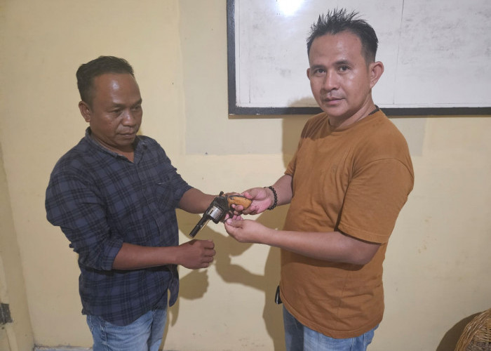 Warga SP Padang OKI Sukarela Serahkan Senpira Laras Pendek ke Polisi