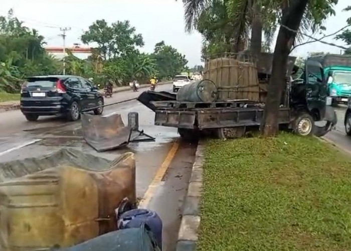 Tabrak Pohon, Pick Up Pengangkut Diduga 2.000 Liter BBM Pertalite Tumpah di Jalan Soekarno-Hatta