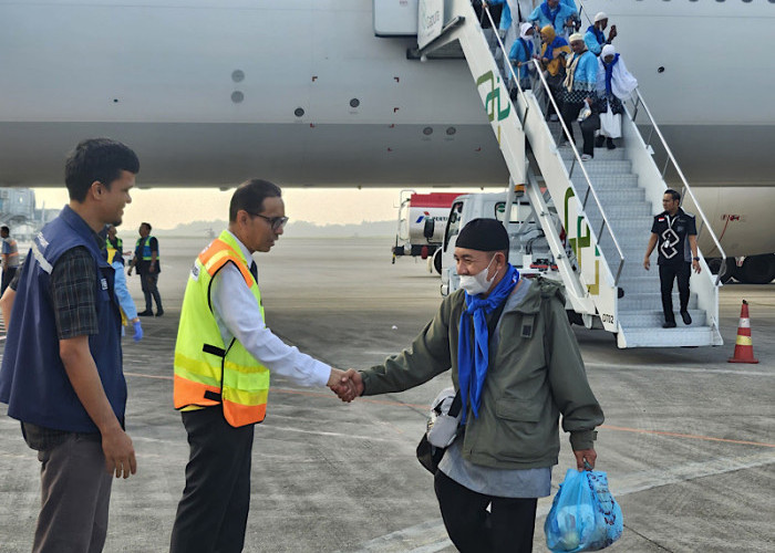 Jamaah Haji Kloter Pertama Provinsi Tiba Kembali di Bandara Internasional Sultan Mahmud Badaruddin II