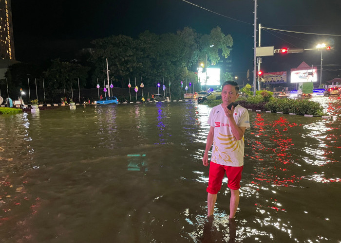 Sendirian, Malam-malam PJ Wako Tinjau Banjir di Simpang DPRD