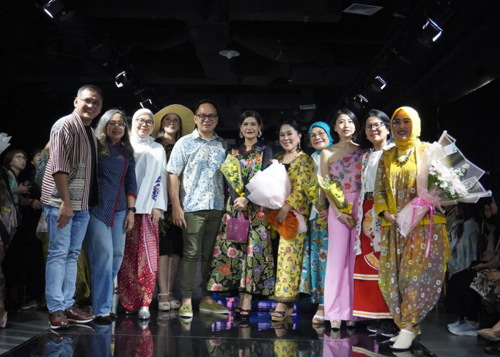 UMKM Binaan Pusri Tampil di Fashion Show Kelana Wastra Indonesia 2024